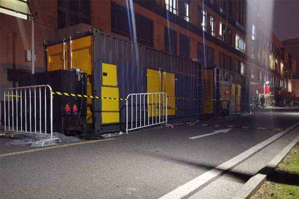 泉山柴油发电机组的输出电压是如何调节的？