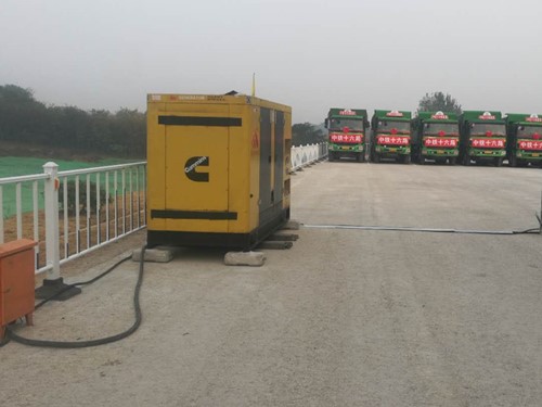 泉山电力系统的稳定性和设备兼容性如何影响发电机组的频率规格？