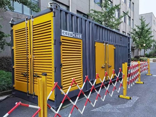 泉山如何使用转速表检查发动机的转速？